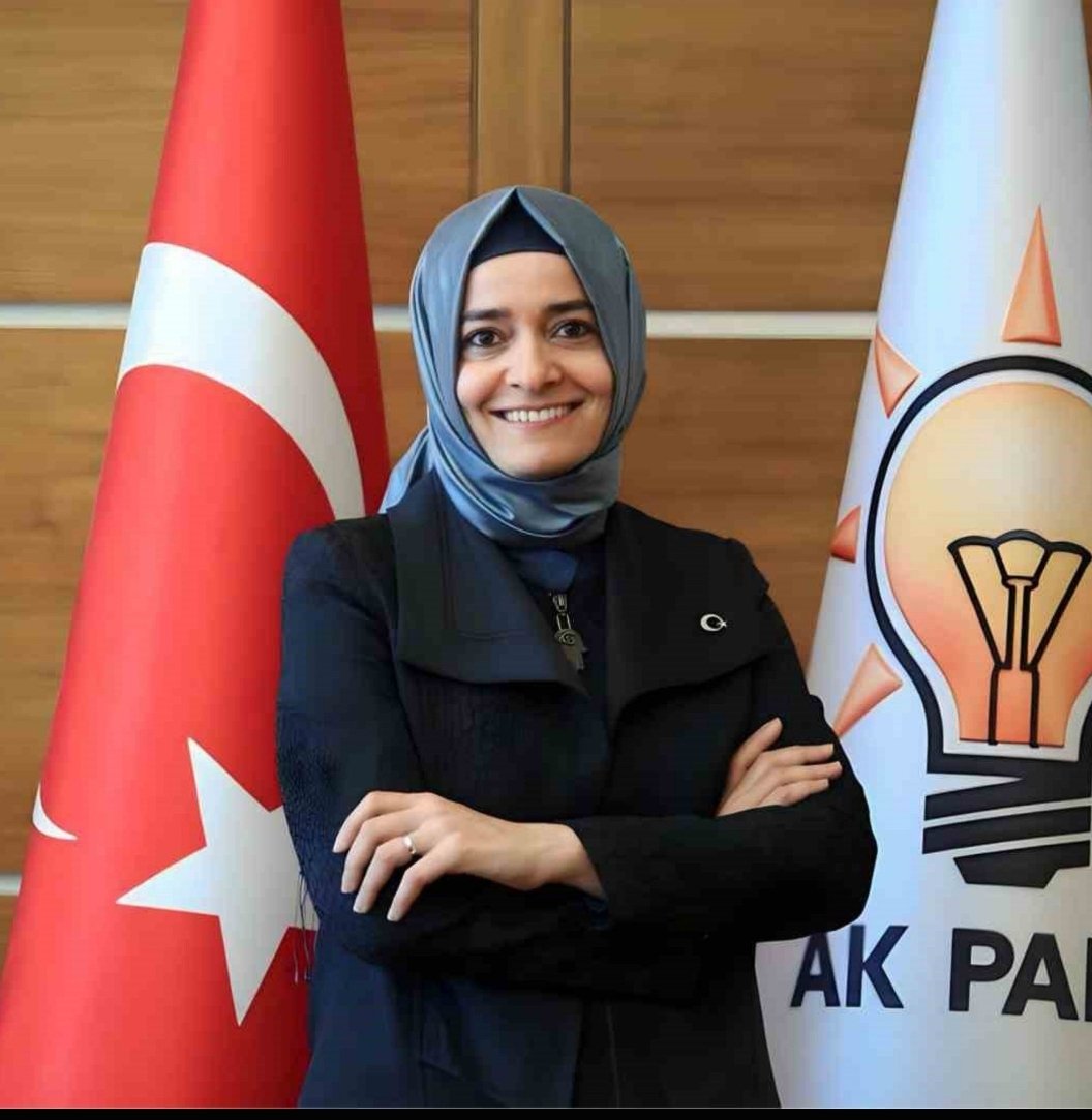 Skidrow774050's tweet photo. Bu kadın 45 yaşında.

163 Milyonu borsaya fona yatırabiliyorsa  minimum 10 Milyar TL si vardır varlığı.

Bu parayı nerden buldun ?? https://t.co/u9NaJifWFZ