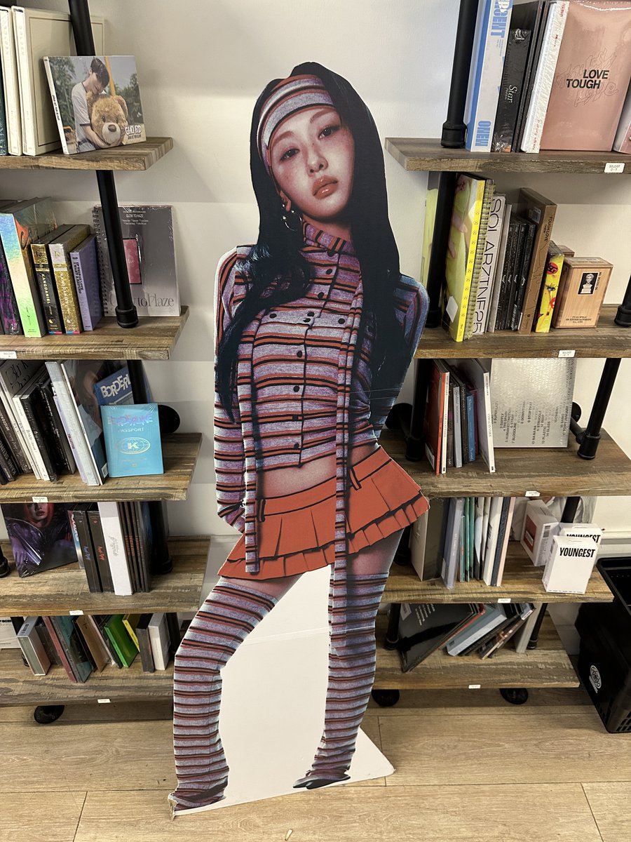 yvesiren's tweet photo. this employee following me around bruh https://t.co/IZHrqGXzf2