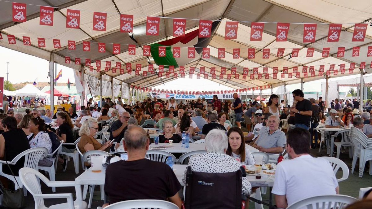 fiestaPCE's tweet photo. Continúa la tarde de la #FiestaPCE2026🎉✊🏻 con debates, presentaciones de libros, charlas sobre la situación internacional...

...y exposiciones, conciertos infantiles, comida y mucha camaradería. https://t.co/41N9oduwTV