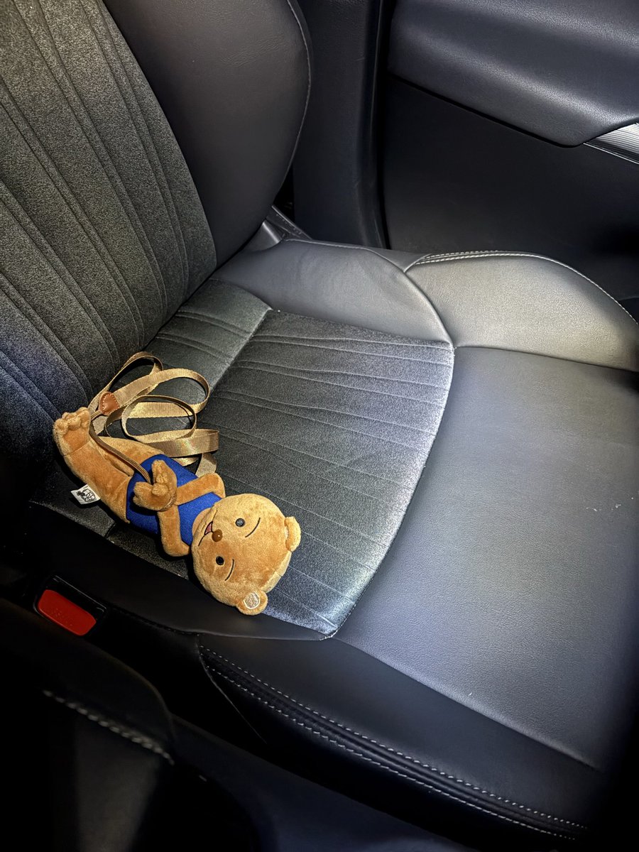 ruke200's tweet photo. あいつ…
俺の車に特級呪物置いていきやがった…
回覧板的な物なんですかね…🤔 https://t.co/ZDpM7cll5N
