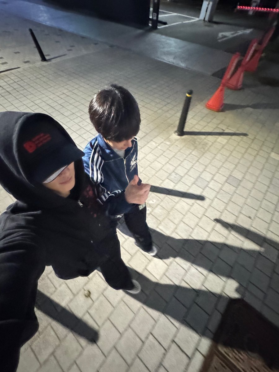 zzangsarangme's tweet photo. 이러고 같은 집 들어가서 자기야 먼저 씻어 ㅇㅈㄹ 한다고? 분노 https://t.co/mgZjyKsjFE