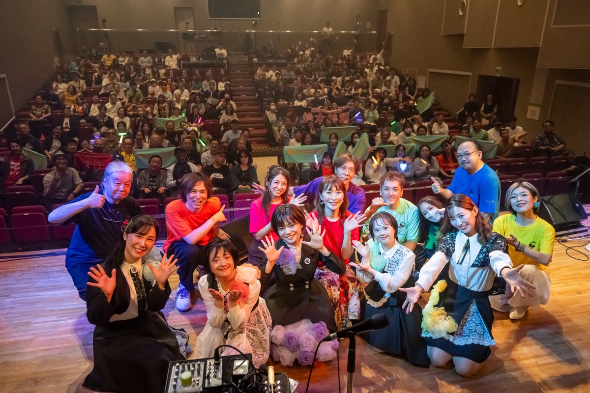hoowmy's tweet photo. 9/12 ソロ活動20周年記念LIVE✨️
写真が届きました📸🙌🏻✨️
⁡
いつもLIVEでお願いしている
フォトグラファーの宍戸ヤスオさん。
⁡
今回は6,000cut超！！
選りすぐりを送ってくれましたが
それでも1,000cut以上ありました✨️
⁡
一瞬で終わってしまうLIVEを
映像とは違う“瞬間”で切り取り
魅せてくれます✩.*˚
⁡
“細部に神は宿る”と信じ
どの瞬間も集中してステージに立っていますが
反省と同時に
自分で気付ききれない表情や魅せ方にも
気付かせてくれる。
⁡
だから、写真は大好きです。
⁡
そして、最高に美しい照明で
ステージを彩り、演出をしてくれた
鈴木悟さんとスタッフの皆様にも
改めて感謝です！
⁡
一部ですが
当日の雰囲気が届きますように✩.*˚
⁡
宍戸さん、悟さん、スタッフの皆様、
ありがとうございました！！
⁡
#20周年記念live 
#宮本公民館 
@bell_moonlight 
#宍戸ヤスオ