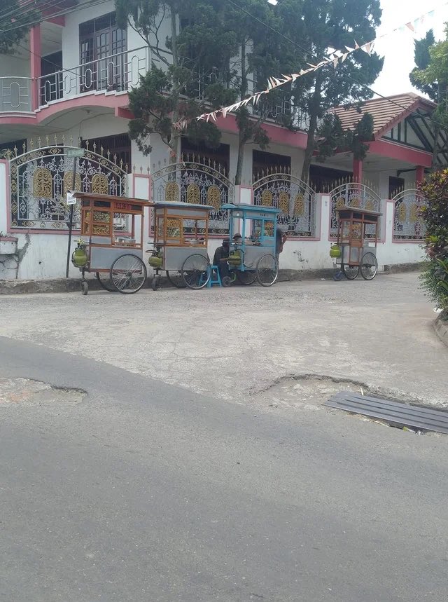 RumahNibiru's tweet photo. Ini nih tapi naha nya banyak pisan tukang nasgor sama tukang bakso... abdi téh bikin salah kitu...? 😓 Cuma nya teu komplén sih, di syukuri weh lah nya, jadi banyak jajanan di depan rumah 😆 https://t.co/SUczPbgwVU