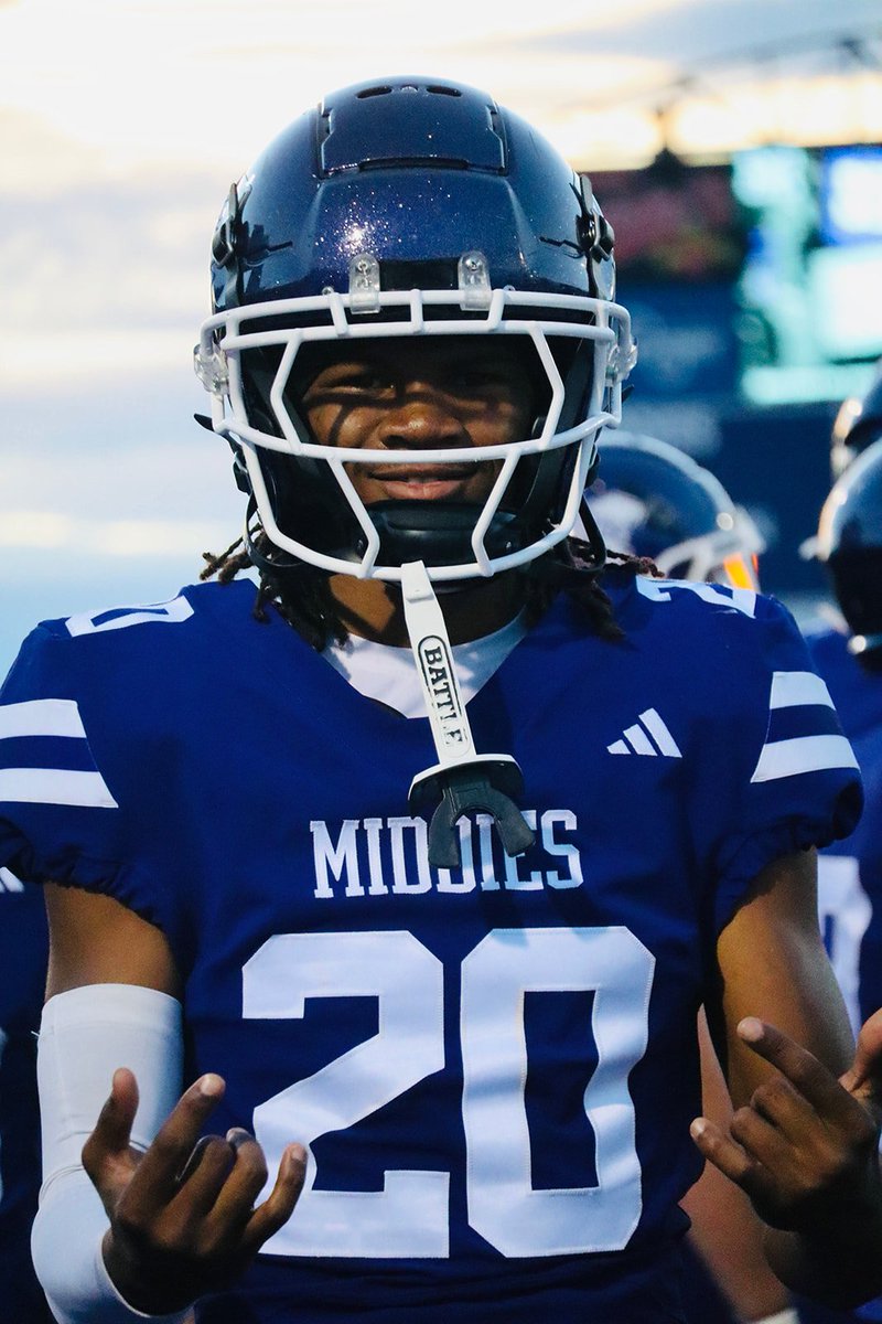midtownmiddies's tweet photo. Middletown is making Headlines! 

Middies football debuted new Adidas uniforms brought exclusively from the people at @HDLNS and the action shots are taken by current Middies student-athlete Ashton Espiritu.

Thank you Hdlns and thank you Ashton! 
#Exit32 https://t.co/Hpy8vO7kVs