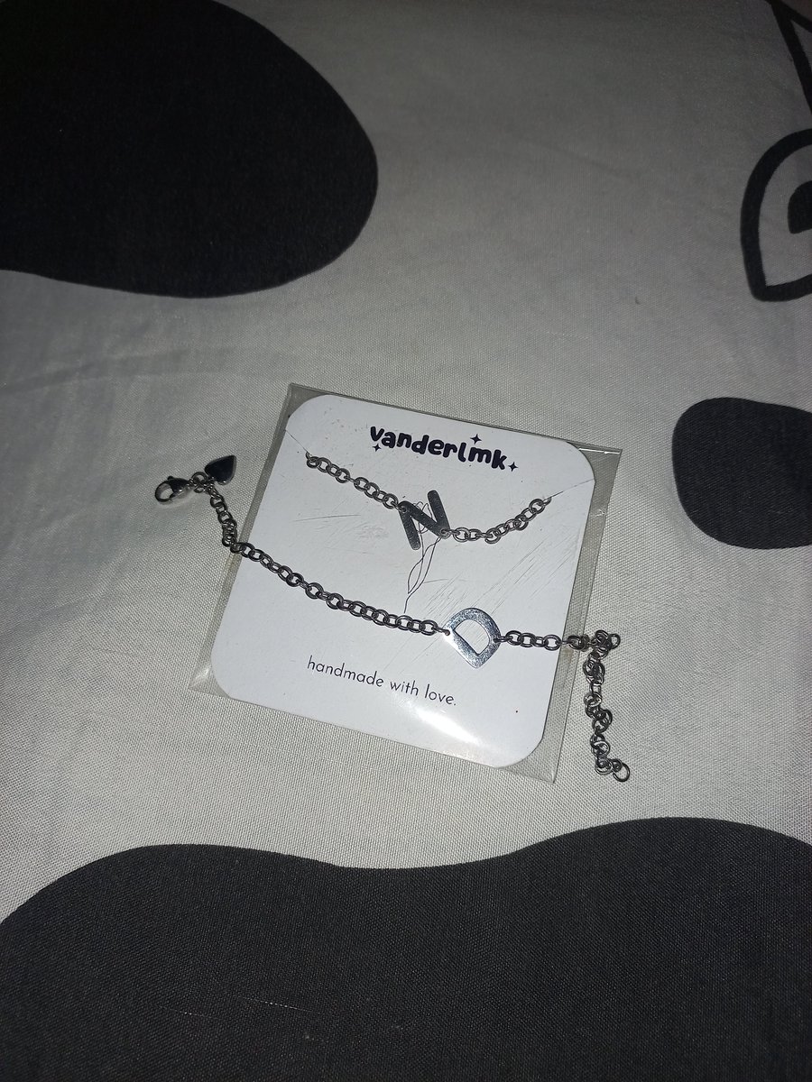 leiyasm's tweet photo. Guys ada yg mau beli ga gelang stainless steel akuu? Bisa co shopee. Ga ada minus. Emg gelangnya anti karat, anti pudar. Aku beli 150rb 2, aku jual 100k bisa nego https://t.co/agl5G6WuVi