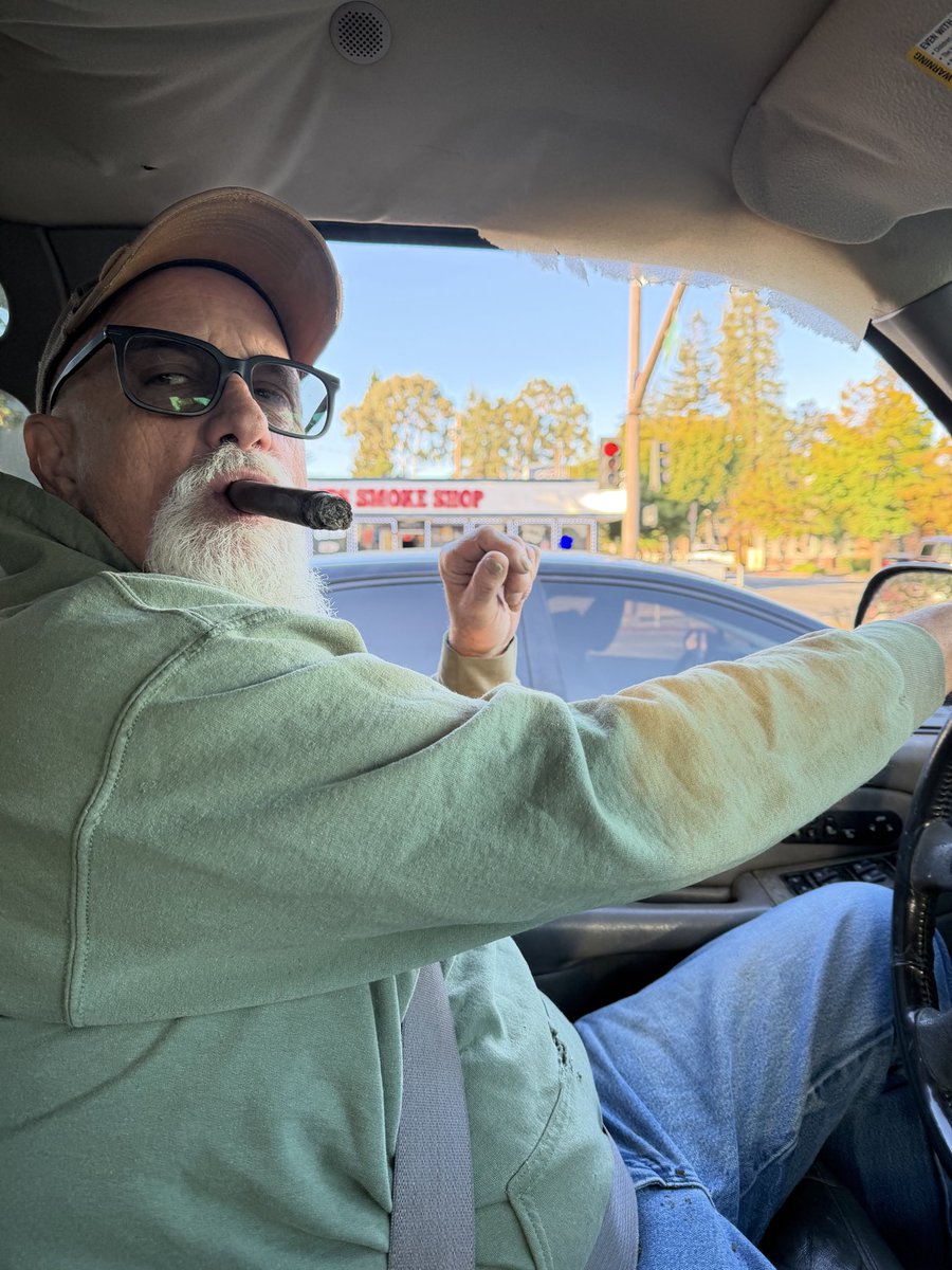 MarkRwph's tweet photo. Good morning from COMMIFORNIA 
Quick trip to Home Depot then back to the house to review my Honey Do List 🤔
😎🤙🇺🇸 https://t.co/OEkE97bK1P