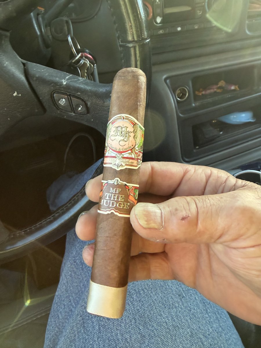 MarkRwph's tweet photo. Good morning from COMMIFORNIA 
Quick trip to Home Depot then back to the house to review my Honey Do List 🤔
😎🤙🇺🇸 https://t.co/OEkE97bK1P