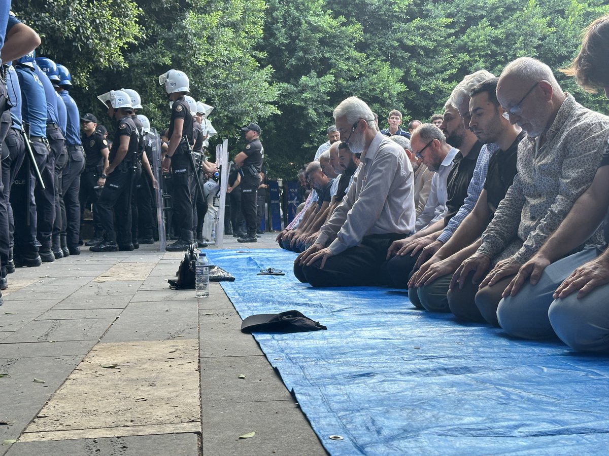 oncu_neslin_hcs's tweet photo. Gerçekleştirdikleri basın açıklaması sonrası İnönü Parkında abluka altında tutulan Furkan Hareketi mensupları ikindi namazını parkta kılmak zorunda bırakıldı.

PolisAblukası
#AdanaEmniyeti
Polis DevletiIstemiyoruz https://t.co/KR01J5ai68