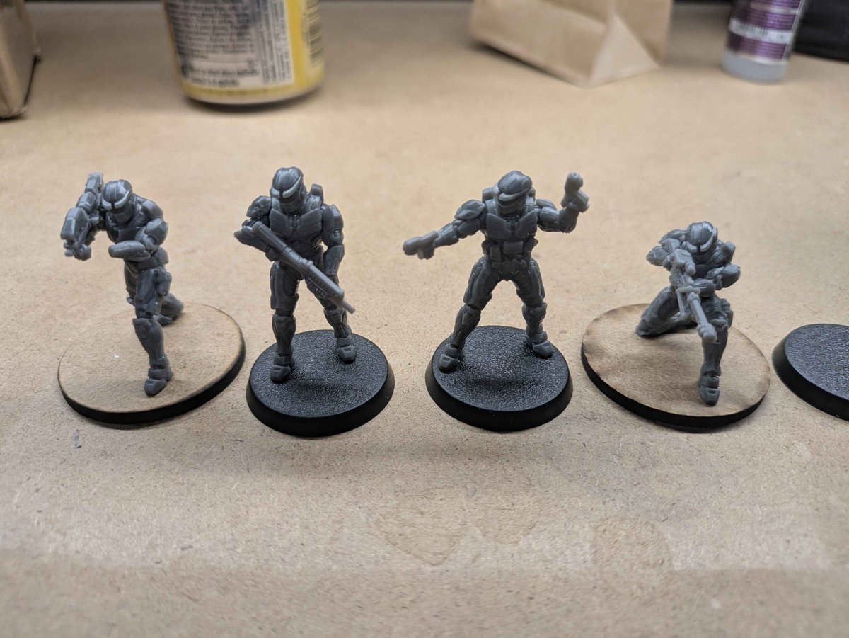 Undead_VT's tweet photo. love Halo models (dont mind the first guys missing hand, messed up gluing him) https://t.co/3qRzynJ1pp