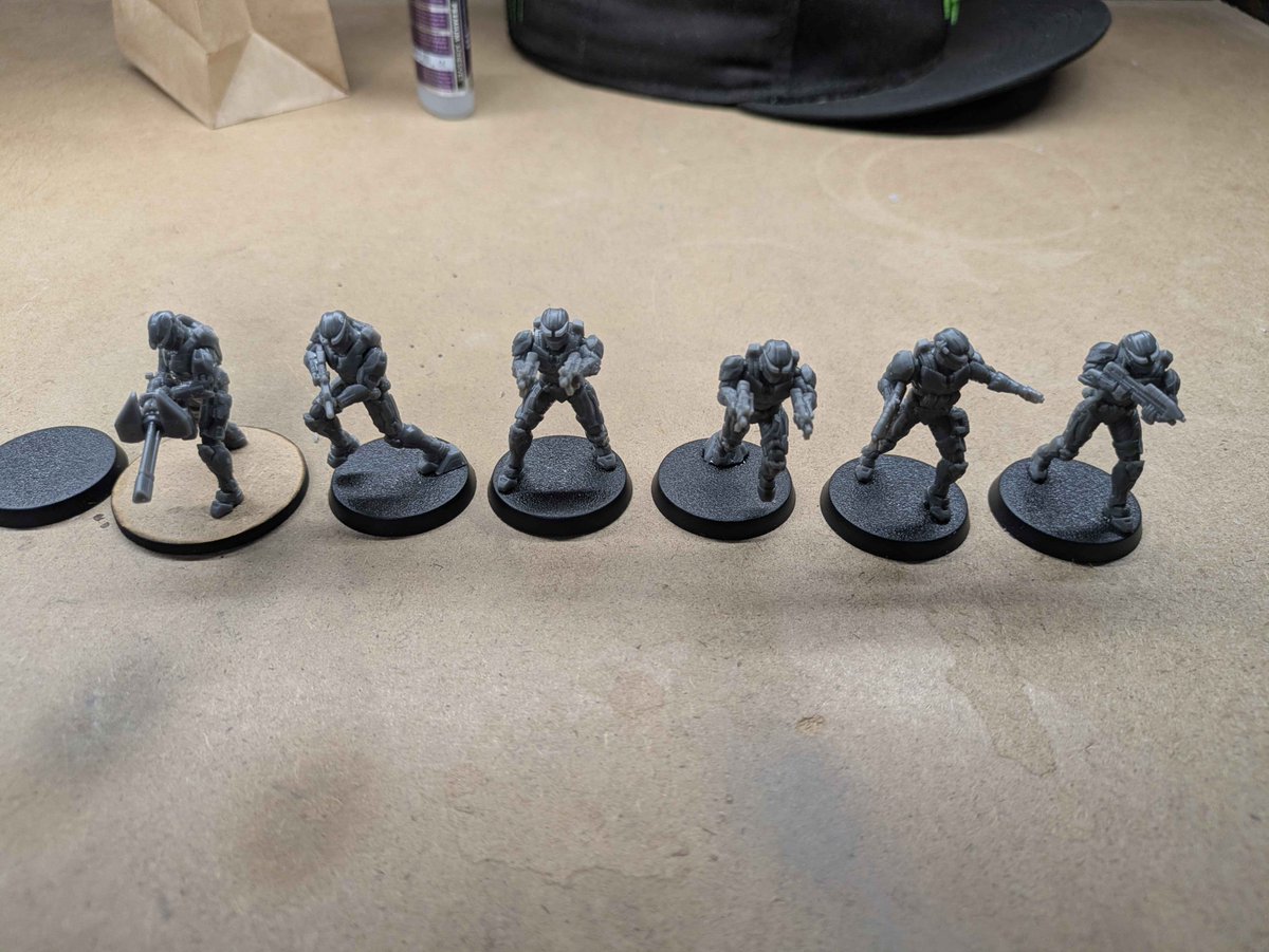 Undead_VT's tweet photo. love Halo models (dont mind the first guys missing hand, messed up gluing him) https://t.co/3qRzynJ1pp