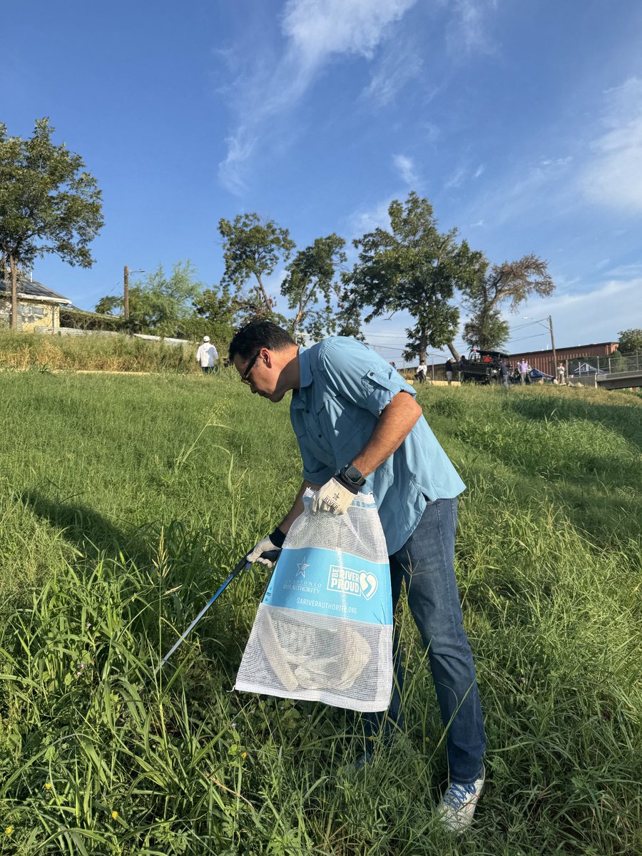 CommishJRod's tweet photo. Happy #NationalPublicLandsDay!

We spent the morning cleaning up the Alazán Creek on the westside. Thank you to the 250+ vols who came out to support the event!

Special thanks to the @sanantonioriver for the continued partnership!

#CreekCleanup #AlazanCreek #BexarCounty https://t.co/PXIUicbT5B