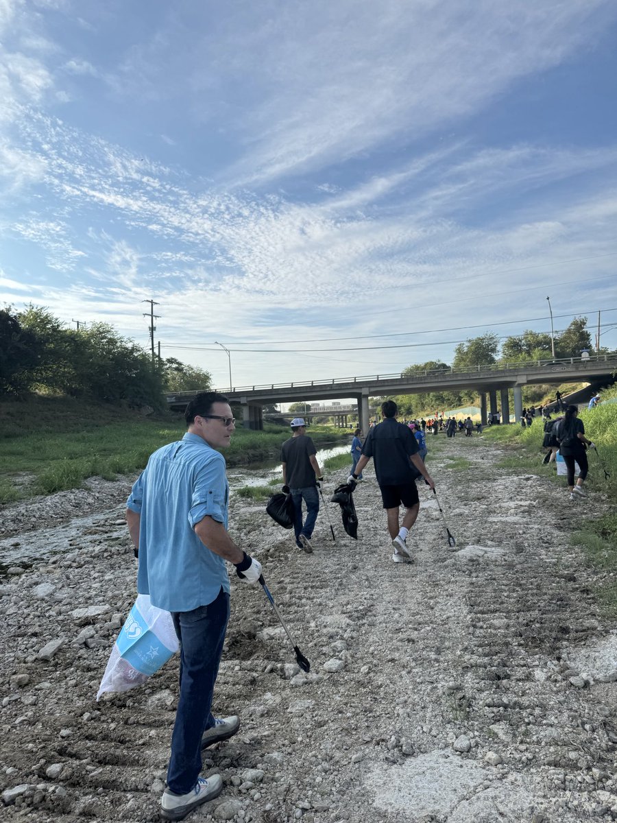 CommishJRod's tweet photo. Happy #NationalPublicLandsDay!

We spent the morning cleaning up the Alazán Creek on the westside. Thank you to the 250+ vols who came out to support the event!

Special thanks to the @sanantonioriver for the continued partnership!

#CreekCleanup #AlazanCreek #BexarCounty https://t.co/PXIUicbT5B