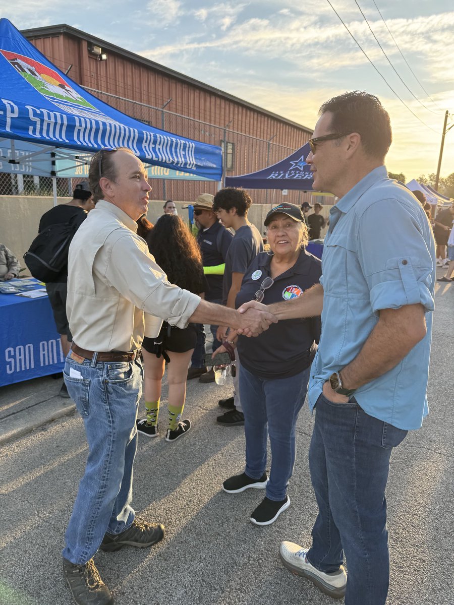 CommishJRod's tweet photo. Happy #NationalPublicLandsDay!

We spent the morning cleaning up the Alazán Creek on the westside. Thank you to the 250+ vols who came out to support the event!

Special thanks to the @sanantonioriver for the continued partnership!

#CreekCleanup #AlazanCreek #BexarCounty https://t.co/PXIUicbT5B