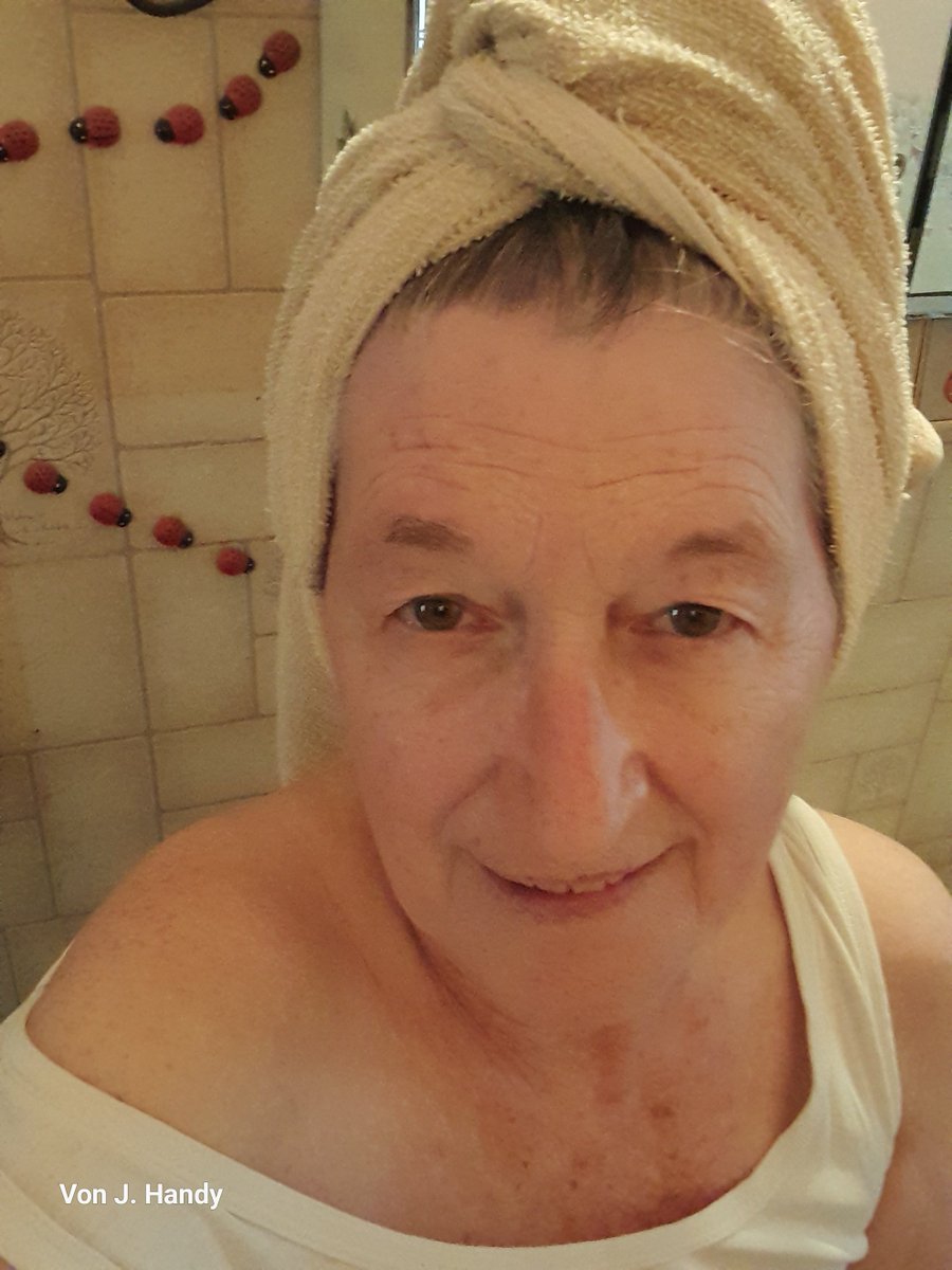 JuttaKlein37026's tweet photo. #FotodesTages 
Völlig Natur,  gerade Haare gewaschen 🤣🤣🤣😁😁🍀🍀🍀😚😚👽👽🤣 https://t.co/dpX0LY8FRJ