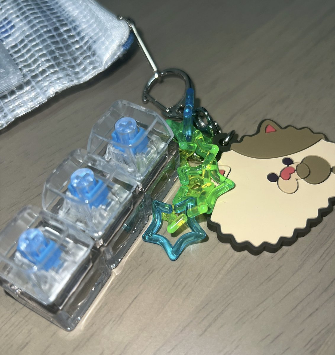 inknm_nuko's tweet photo. game logなのでキーホルダーもそれっぽいのにした🥰星のチェーンとキーボ���ドクリッカーお気に入り～！ https://t.co/BnEjEkzrR8
