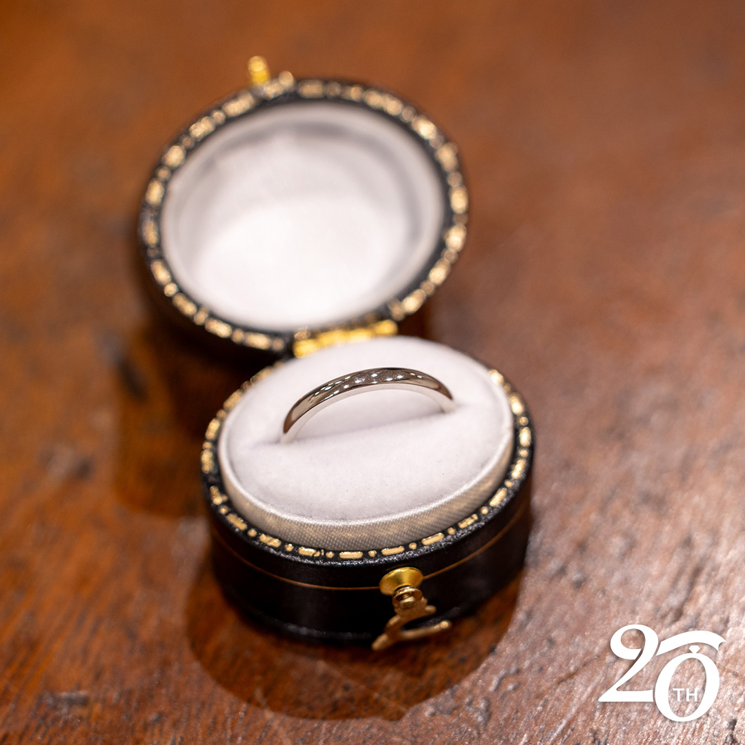 kenichy's tweet photo. 結婚10周年で、奥様へサプライズプレゼントのリング。過去10年、毎年ゴールドリングへダイヤを1つづつセット。次はプラチナリング。喜んでいただけると良い。...ブログ更新
https://t.co/QnFLCVCnMe https://t.co/17JKLTjsDH