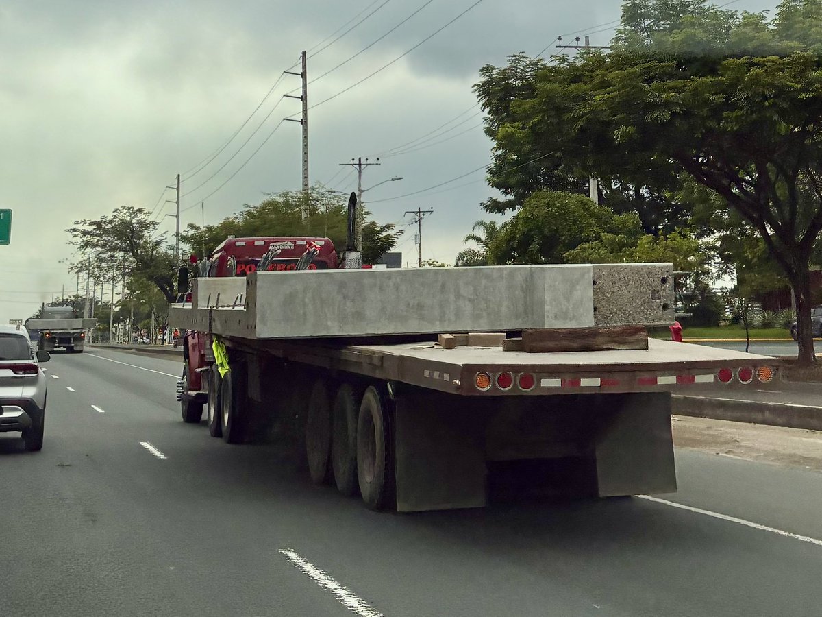 InfoViaLaCosta's tweet photo. Dos vehículos con carga peligrosa extra ancha circulando con escasa señalización por  #vialacosta @ATM_Transito https://t.co/kpHeb5LxJT
