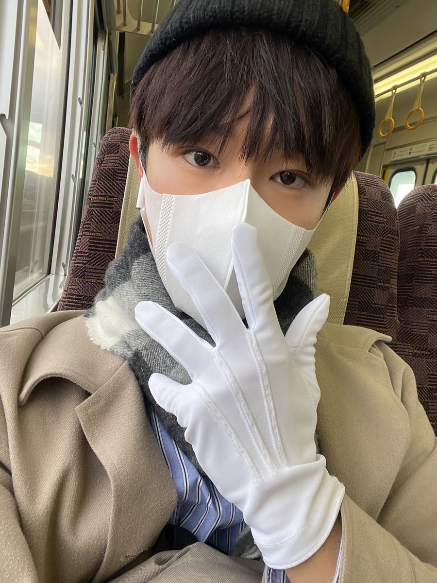 C2tGa's tweet photo. 10月22日到11月4日去台北旅遊，有沒有喜歡白手套，黑襪，白襪，西裝，皮手套，T K或SM的台灣朋友呀，可以見面一起玩呀✨ https://t.co/DCenCybNRK