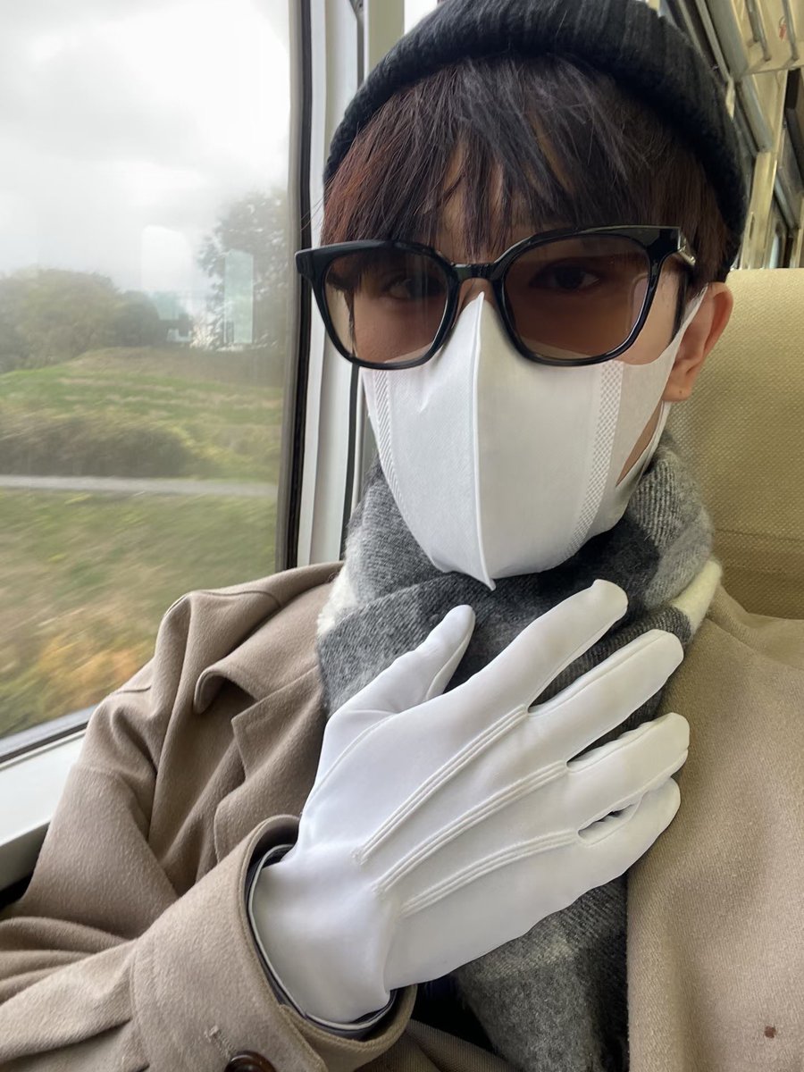 C2tGa's tweet photo. 10月22日到11月4日去台北旅遊，有沒有喜歡白手套，黑襪，白襪，西裝，皮手套，T K或SM的台灣朋友呀，可以見面一起玩呀✨ https://t.co/DCenCybNRK