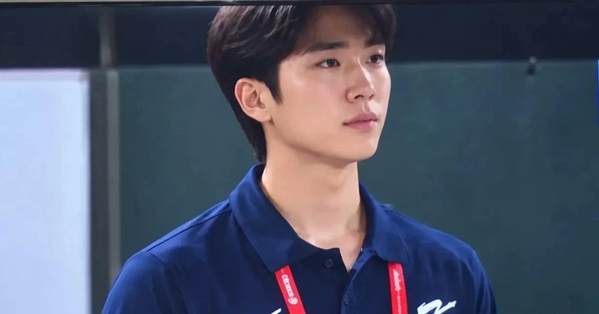 tigre050's tweet photo. Tại ASIAD 2026, nam nhân viên phiên dịch Baek Deok Yeol của KBO gây sốt khi xuất hiện cùng đội tuyển Hàn Quốc. Không phải vận động viên, anh được The Korea Times xác nhận làm quản lý cho HLV. https://t.co/0r18dSZWHw