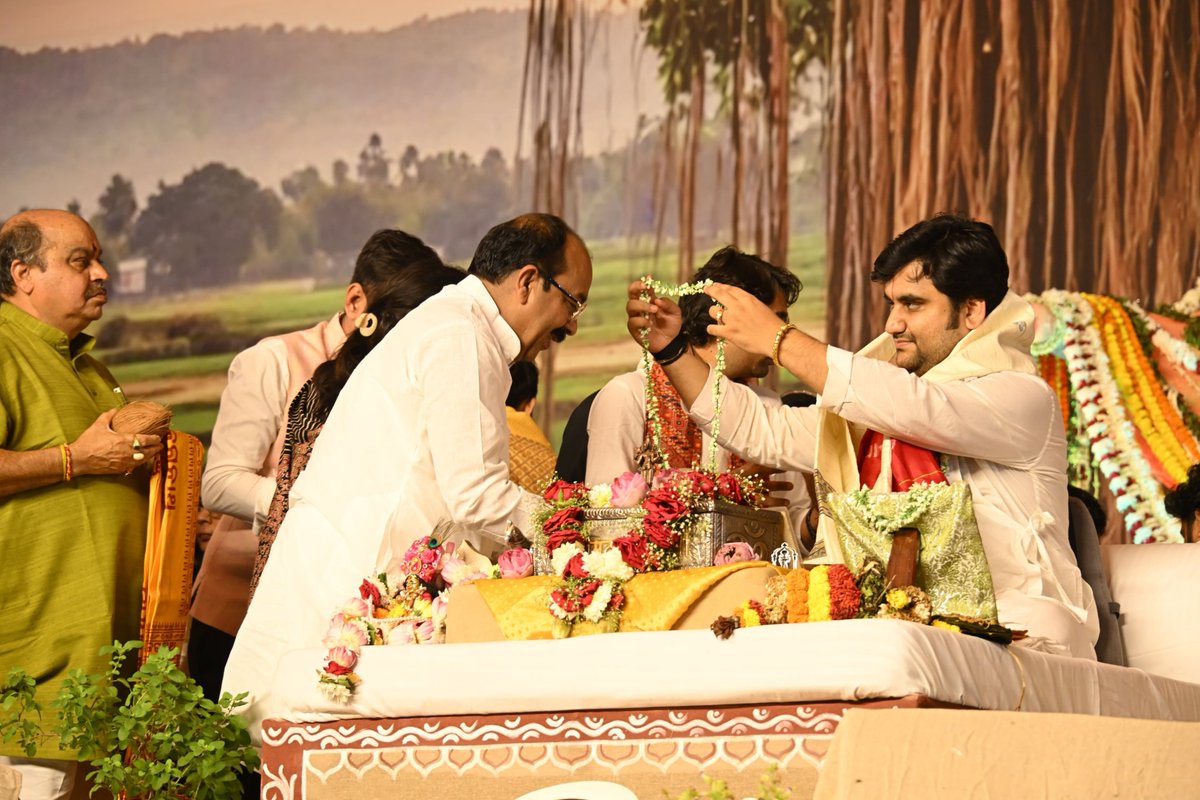 ArunSao3's tweet photo. राधे-राधे। 

आज रायपुर के देवेंद्र नगर स्थित कृषि उपज मंडी परिसर में सपत्नीक परम पूज्य इंद्रेश महाराज जी के श्रीमुख से श्रीमद्भागवत महापुराण कथा का श्रवण करने का सौभाग्य प्राप्त हुआ।

श्रीमद्भागवत कथा के दिव्य वचनों का श्रवण मन को भक्ति और आध्यात्मिक शांति से भर देता है। प्रभु श्रीकृष्ण की कृपा सभी पर बनी रहे।
जय श्रीकृष्ण। 
@thebhaktipath

#ShrimadBhagwatKatha #IndreshMaharajJi #RadheRadhe #JaiShriKrishna