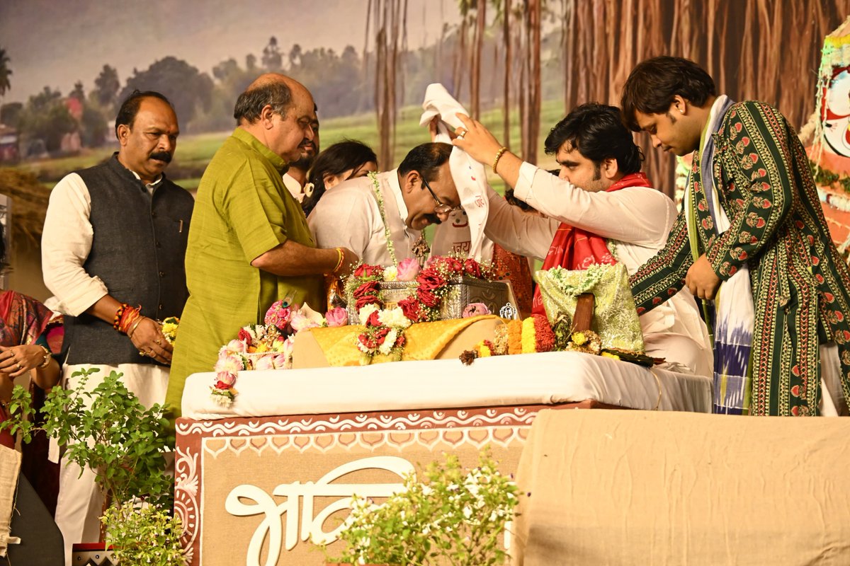 ArunSao3's tweet photo. राधे-राधे। 

आज रायपुर के देवेंद्र नगर स्थित कृषि उपज मंडी परिसर में सपत्नीक परम पूज्य इंद्रेश महाराज जी के श्रीमुख से श्रीमद्भागवत महापुराण कथा का श्रवण करने का सौभाग्य प्राप्त हुआ।

श्रीमद्भागवत कथा के दिव्य वचनों का श्रवण मन को भक्ति और आध्यात्मिक शांति से भर देता है। प्रभु श्रीकृष्ण की कृपा सभी पर बनी रहे।
जय श्रीकृष्ण। 
@thebhaktipath

#ShrimadBhagwatKatha #IndreshMaharajJi #RadheRadhe #JaiShriKrishna