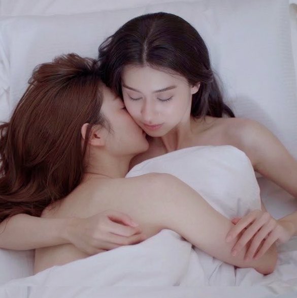 sonyasrep's tweet photo. oh must be nice burying your face in your gf’s neck😩 https://t.co/us4wc6QaKw