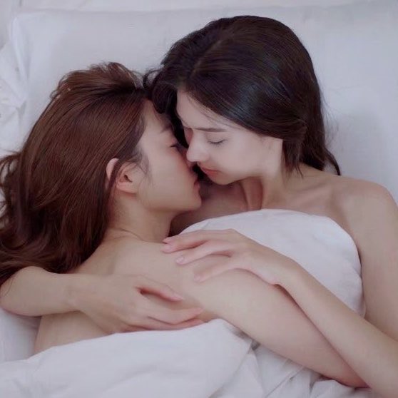 sonyasrep's tweet photo. oh must be nice burying your face in your gf’s neck😩 https://t.co/us4wc6QaKw