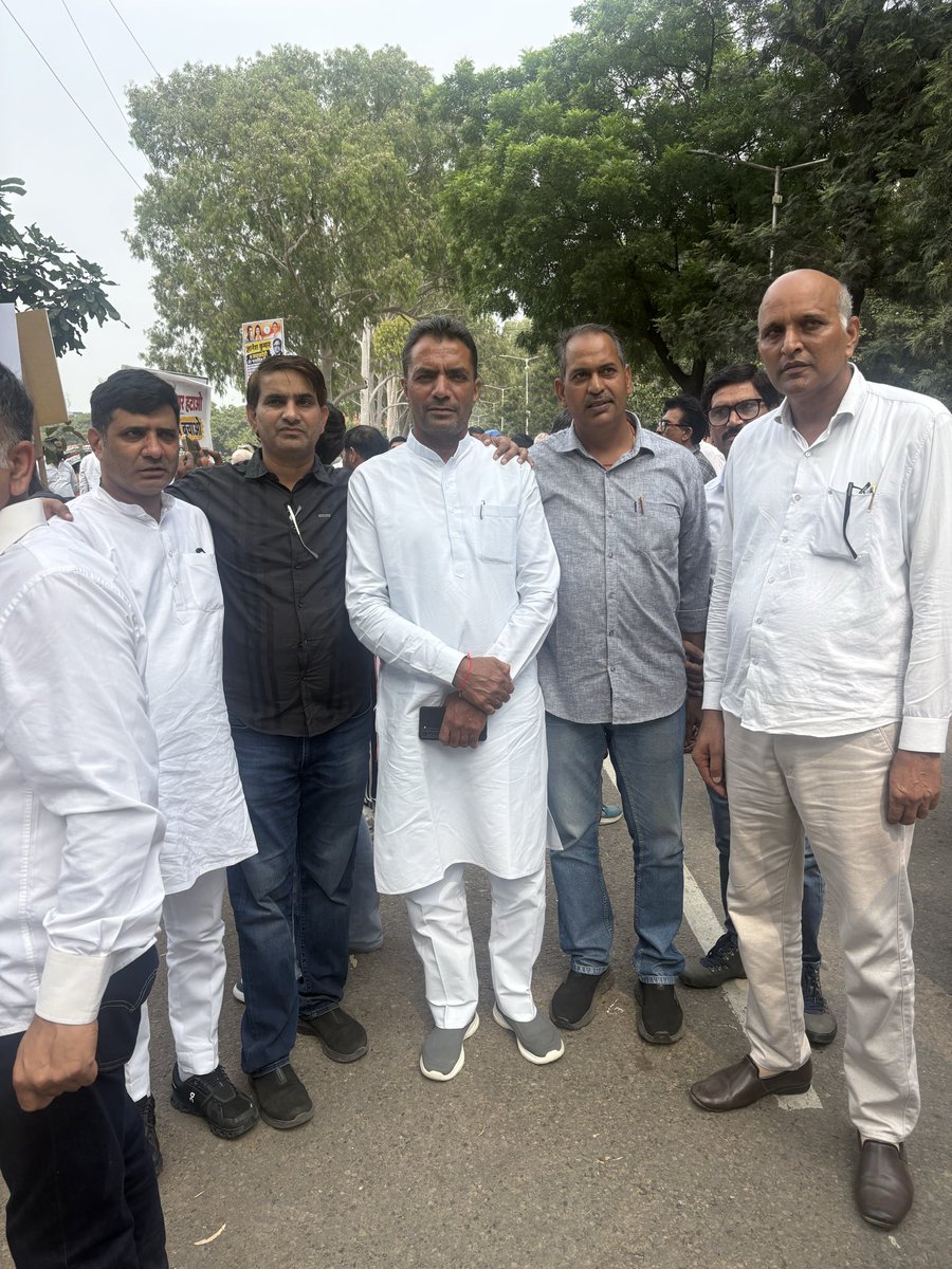 netarpal's tweet photo. दिनांक 25 सितंबर 2026 को चंडीगढ़ में हरियाणा प्रदेश कांग्रेस कमेटी द्वारा आयोजित भारत निर्वाचन आयोग के मुख्य निर्वाचन आयुक्त श्री ज्ञानेश कुमार के खिलाफ विरोध-प्रदर्शन में शामिल होकर कांग्रेस के वरिष्ठ नेताओं एवं कार्यकर्ताओं के साथ अपनी आवाज़ बुलंद की।

लोकतंत्र की मजबूती, निष्पक्ष चुनाव प्रक्रिया और मतदाताओं के अधिकारों की रक्षा के लिए कांग्रेस पार्टी लगातार संघर्षरत है।

लोकतंत्र की रक्षा के लिए संघर्ष जारी रहेगा।

— नेत्रपाल अधाना
जिला अध्यक्ष, जिला कांग्रेस कमेटी, पलवल