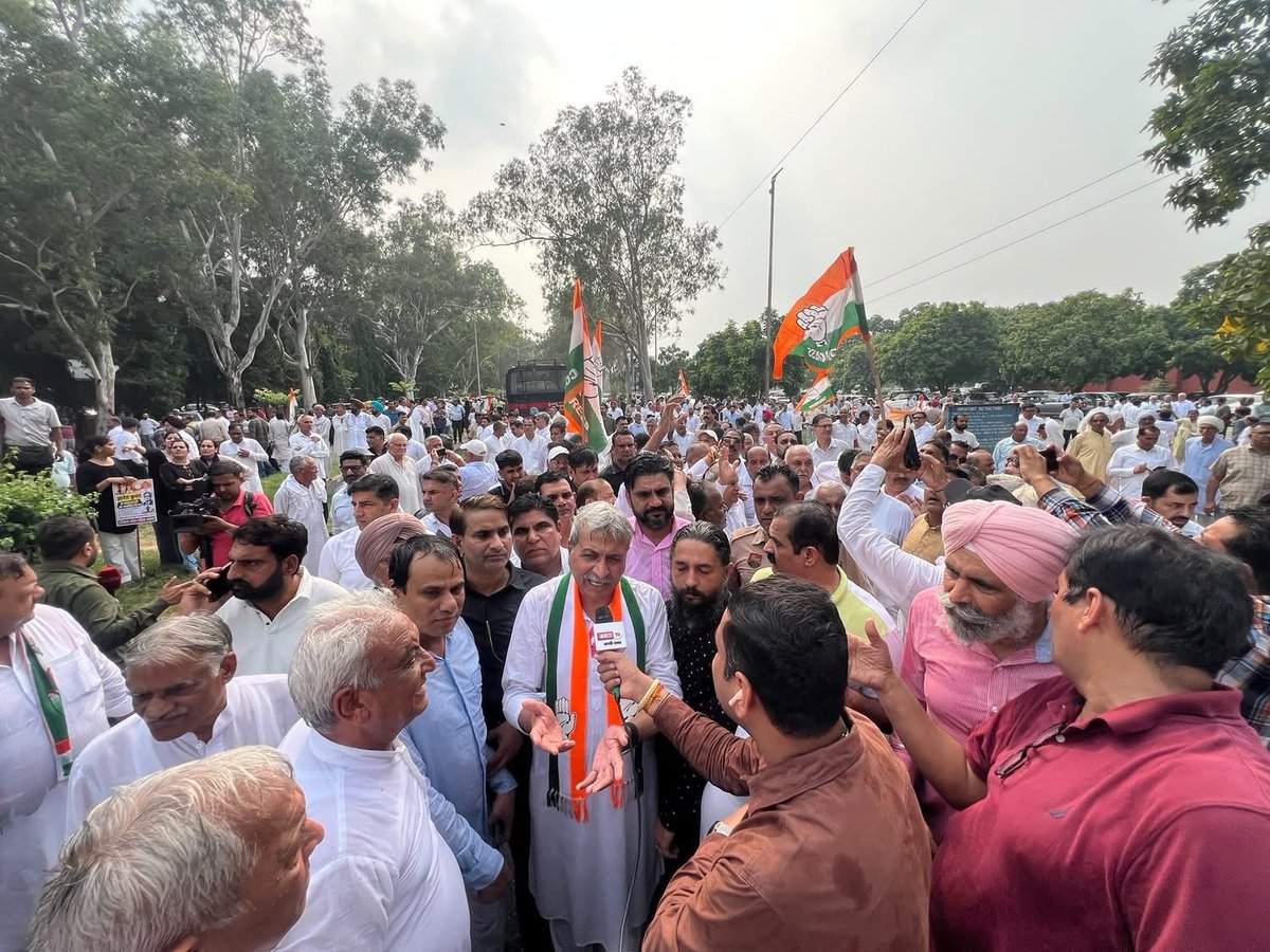netarpal's tweet photo. दिनांक 25 सितंबर 2026 को चंडीगढ़ में हरियाणा प्रदेश कांग्रेस कमेटी द्वारा आयोजित भारत निर्वाचन आयोग के मुख्य निर्वाचन आयुक्त श्री ज्ञानेश कुमार के खिलाफ विरोध-प्रदर्शन में शामिल होकर कांग्रेस के वरिष्ठ नेताओं एवं कार्यकर्ताओं के साथ अपनी आवाज़ बुलंद की।

लोकतंत्र की मजबूती, निष्पक्ष चुनाव प्रक्रिया और मतदाताओं के अधिकारों की रक्षा के लिए कांग्रेस पार्टी लगातार संघर्षरत है।

लोकतंत्र की रक्षा के लिए संघर्ष जारी रहेगा।

— नेत्रपाल अधाना
जिला अध्यक्ष, जिला कांग्रेस कमेटी, पलवल