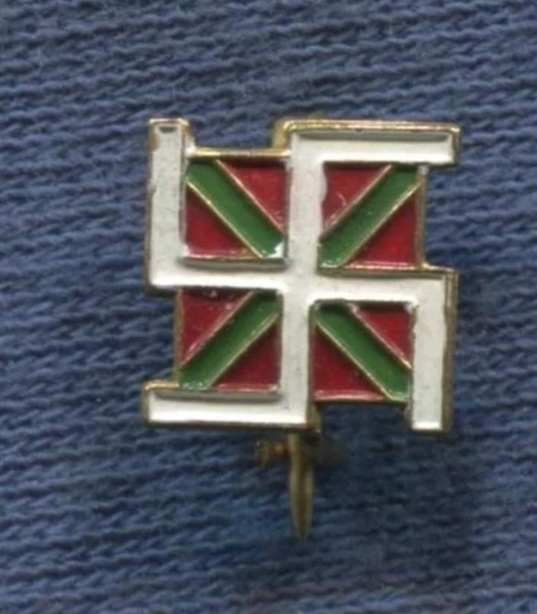 scale9b's tweet photo. @SisuMisu3 A si? Este pin de la década de los años 30 lo compré en todo colección.
Perece ser que el macionalismo vasco estaba emparentado con el nazismo o también llamado Nazional socialismo alemán https://t.co/nLqoLhzBny