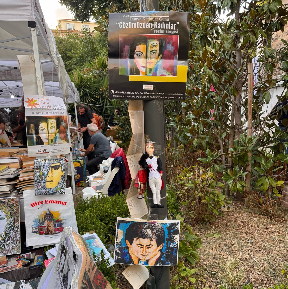 elankarakut's tweet photo. beyoğlu sahaf festivali’ne bitmeden yetişebildim, mutluyum 🫠 https://t.co/qgqgoYHUDc