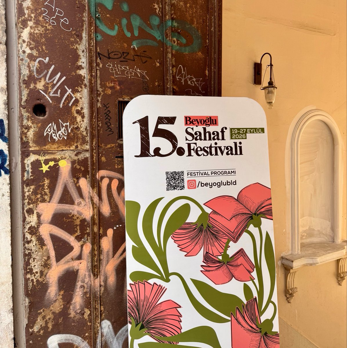 elankarakut's tweet photo. beyoğlu sahaf festivali’ne bitmeden yetişebildim, mutluyum 🫠 https://t.co/qgqgoYHUDc