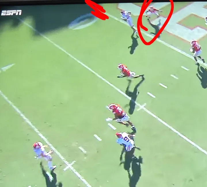 JakeMajor25's tweet photo. John Mateer, 5th Year QB
39.5 Games Played

17 wide open for a TD (potentially)
2 open dudes on 1 play for a TD
ET on a deep curl, CB out of position to make that play

#BenchMateer https://t.co/gQw4B7NUaM