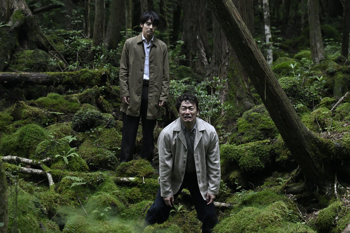 drama_wowow's tweet photo. ✛連続ドラマＷ　東野圭吾「#虚ろな十字架」✛
9/27(日)午後10:00放送・配信

ついに最終話―
真実が明らかになった時
中原(#香取慎吾)と史也(#赤楚衛二)はそれぞれの過去と向き合うべく、樹海に足を踏み入れる…
“罪”と“償い”の意味を問いかける物語の結末とは？

WOWOWオンデマンドで第1話～配信中📲 https://t.co/pDbTUoc4hD