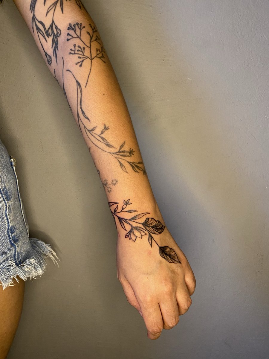 isxamf's tweet photo. gente sério olha esses braços tatuadosssss 😭😭🙏🏽🙏🏽🙏🏽 https://t.co/obXOR0oIDR