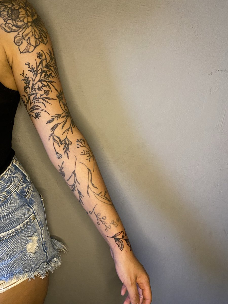 isxamf's tweet photo. gente sério olha esses braços tatuadosssss 😭😭🙏🏽🙏🏽🙏🏽 https://t.co/obXOR0oIDR