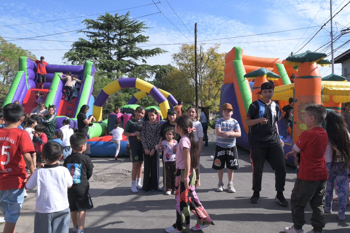 OpisuPba's tweet photo. 🌸 ¡Celebramos la Primavera en Villa Porá, Lanús!

👦👧 Hoy compartimos un día lleno de alegría y diversión con inflables, juegos, Djs, corte de pelo comunitario, música en vivo y más actividades junto a chicos, chicas y familias del barrio. https://t.co/XBrdIw0b01