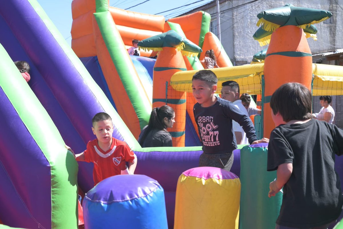 OpisuPba's tweet photo. 🌸 ¡Celebramos la Primavera en Villa Porá, Lanús!

👦👧 Hoy compartimos un día lleno de alegría y diversión con inflables, juegos, Djs, corte de pelo comunitario, música en vivo y más actividades junto a chicos, chicas y familias del barrio. https://t.co/XBrdIw0b01
