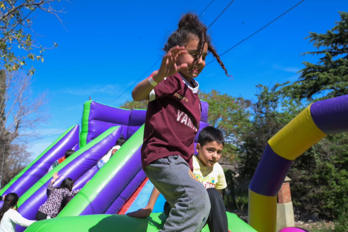 OpisuPba's tweet photo. 🌸 ¡Celebramos la Primavera en Villa Porá, Lanús!

👦👧 Hoy compartimos un día lleno de alegría y diversión con inflables, juegos, Djs, corte de pelo comunitario, música en vivo y más actividades junto a chicos, chicas y familias del barrio. https://t.co/XBrdIw0b01