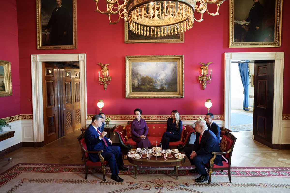 FirstLadyOffice's tweet photo. The President and First Lady host President Xi Jinping and Madame Peng Liyuan for tea in the Red Room.

September 25, 2026
🇺🇸🇨🇳 https://t.co/UALIWdsiKl