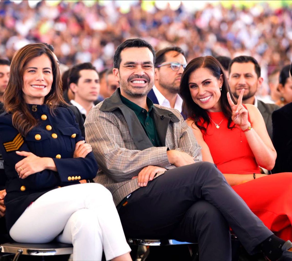 MovCiudadanoMX's tweet photo. León está cambiando y se siente en sus calles y en la vida de su gente. 🦁

@AleGutierrez_mx pone al centro a las familias, con más seguridad, mejores calles, becas para las y los estudiantes y más y mejores parques para todos.

Felicidades, Ale. Hoy León es otro, ¡es MEJOR! 🧡 https://t.co/9k4ioUrSKe