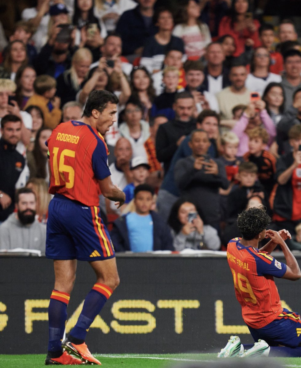 FCBarcelona's tweet photo. 🌍 𝗢𝘂𝗿 𝗶𝗻𝘁𝗲𝗿𝗻𝗮𝗰𝗶𝗼𝗻𝗮𝗹𝘀:

Spain beat England 2-3 at Wembley in the UEFA Nations League, with Lamine and Gordon both on the scoresheet. Cubarsí, Pedri, Rodri and Olmo also feature.

Livaković picks up three points with Croatia after a 1-2 win over Czechia in the UEFA Nations League.

📸 @SEFutbol @England
