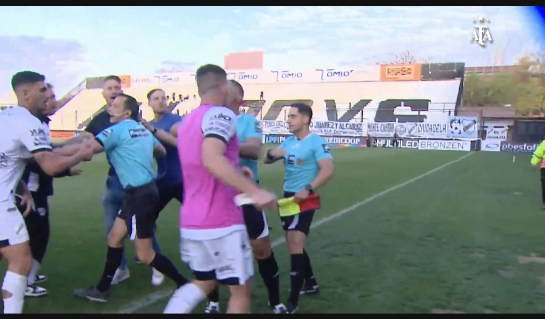 gravep's tweet photo. Los jugadores de All Boys fueron a buscar al linea Lucas Ripoli que le anulo dos goles contra Colon. Desvergonzado arbitraje. Otro mas. Hoy le robaron dos puntos que te pueden costar el descenso. No da para mas. https://t.co/ovarWrAyok