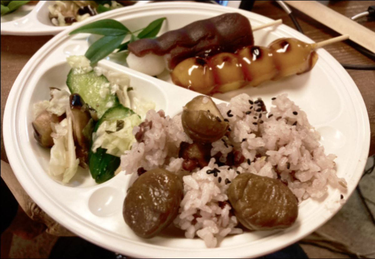 TEENSPOST's tweet photo. #お月見夜樂ライブ 町田天満宮の祭で賑わう中、#スタジオ悠 では、特製の栗おこわ、お月見団子、秋野菜の一夜漬けのおふるまい。さらに、メンバーが米粉&amp;豆乳シフォンケーキを2ホールも焼いてきてくれた。#シアター悠 のオムニバス朗読劇、音楽ライブは客席も大合唱、美味しいもので溢れた十五夜🌕 https://t.co/SqeyG6xZ3w