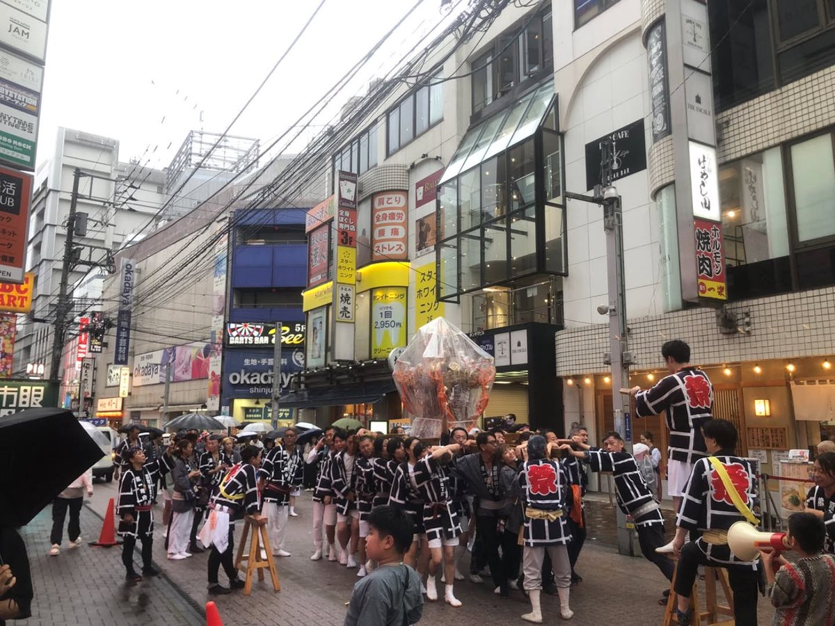 TEENSPOST's tweet photo. #お月見夜樂ライブ 町田天満宮の祭で賑わう中、#スタジオ悠 では、特製の栗おこわ、お月見団子、秋野菜の一夜漬けのおふるまい。さらに、メンバーが米粉&amp;豆乳シフォンケーキを2ホールも焼いてきてくれた。#シアター悠 のオムニバス朗読劇、音楽ライブは客席も大合唱、美味しいもので溢れた十五夜🌕 https://t.co/SqeyG6xZ3w