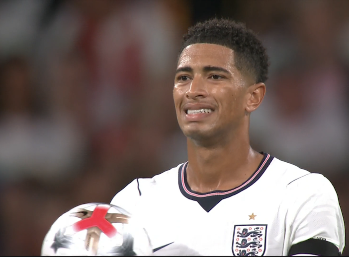 TouchlineX's tweet photo. 📸 - He gave the assist for the 1-1, he won the penalty where Harry Kane could have made it 3-1.

Jude Bellingham is being let down tonight. https://t.co/21yQCGdqMn