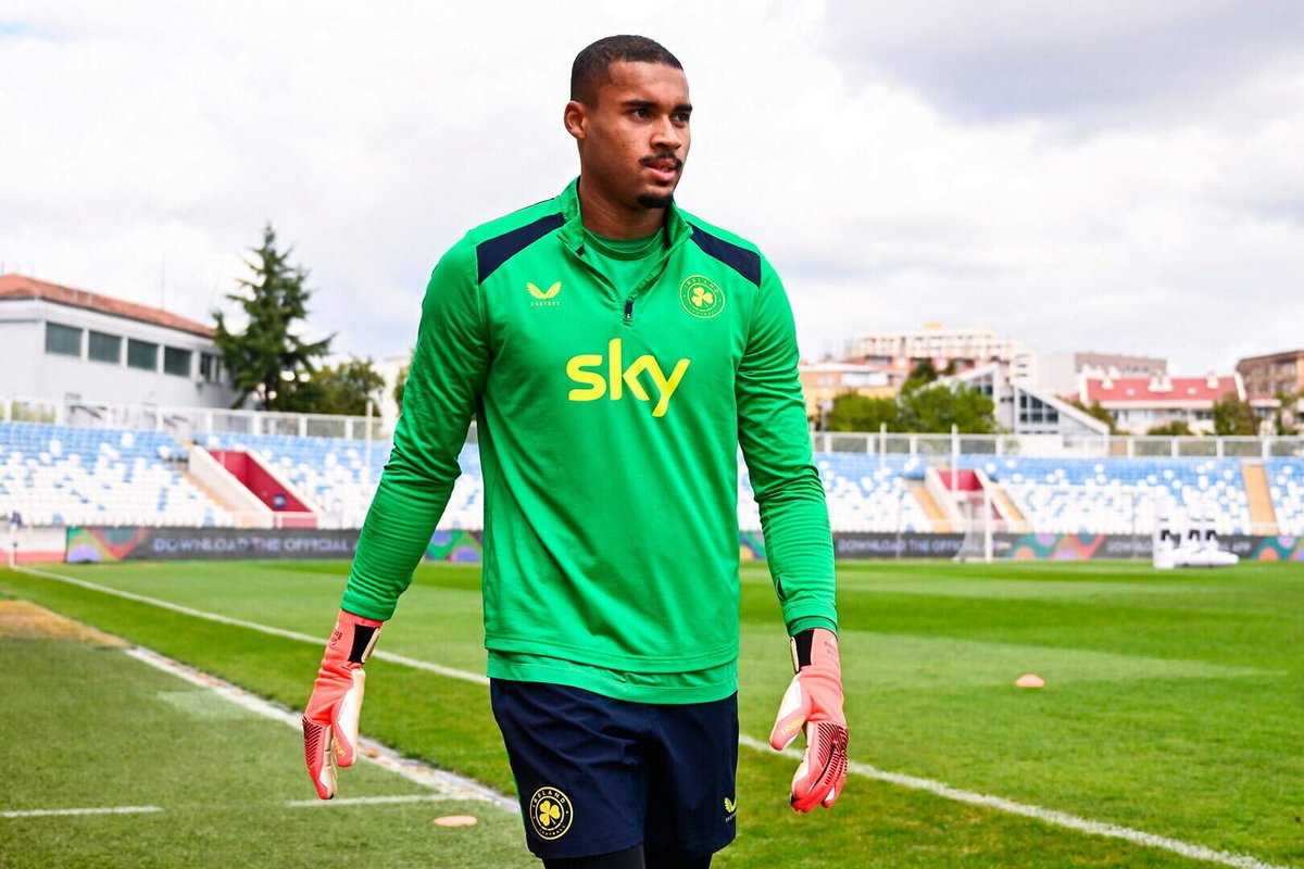 nahuelzn's tweet photo. 🇮🇪🇮🇱 Gavin Bazunu, arquero de Irlanda, se auto excluye de la selección y se niega a jugar contra Israel.

El arquero del Bolton Wanderers dejó la concentración tras perder la votación donde el equipo decidió jugar contra Israel. Tras su salida publicó este comunicado:

"Representar a mi país lo significa todo para mí. Tengo el máximo respeto por cada uno de mis compañeros de equipo, el entrenador, su cuerpo técnico y el pueblo irlandés.

Sin embargo, he tomado una decisión que no me he tomado a la ligera. Soy un hombre de profunda fe y me esfuerzo al máximo por ser una persona de carácter y principios; por lo tanto, siento que sería incorrecto participar en los próximos partidos contra Israel.

Mi decisión se basa puramente en mi convicción personal de que matar a personas inocentes está mal.

Es importante señalar que mi postura no es de oposición al pueblo israelí ni a la comunidad judía, sino en contra de las atrocidades en la región.

Hay pocas ocasiones en la vida en las que se tiene la oportunidad de defender algo más grande, y creo firmemente que esta es una de ellas."