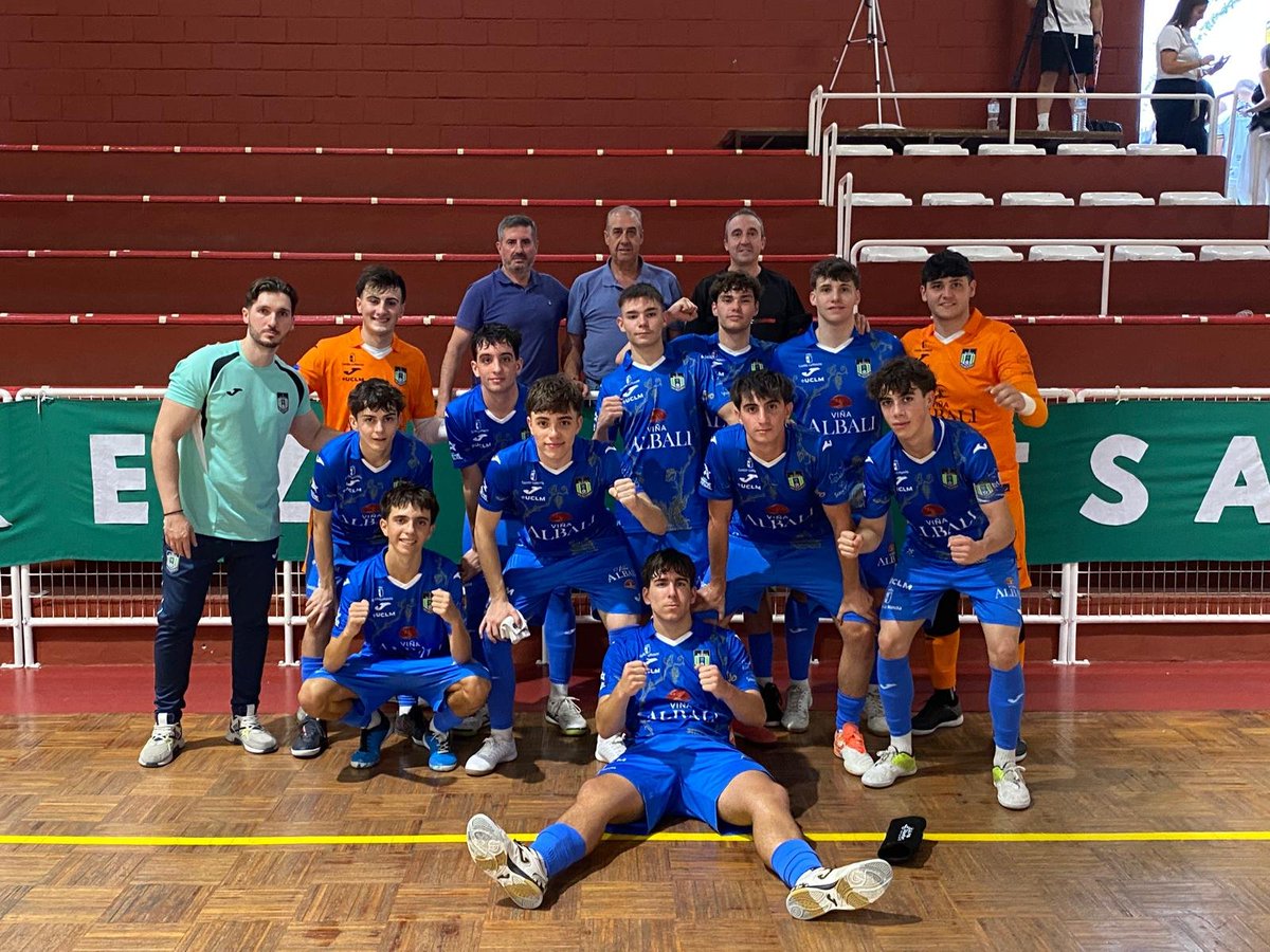 BaseAzulonaFS's tweet photo. 🔵 JUVENIL DH 🔵
2ª JORNADA
AD JEREZ FUTSAL 3-10 VIÑA ALBALI VALDEPEÑAS
Goleadores:
@raulnova11 ⚽⚽⚽⚽
#Ruiz ⚽⚽
#Celestino ⚽⚽
#Aitor ⚽
#Ague ⚽
➡️ Gran victoria con goleada en el desplazamiento más lejano en tierras pacenses. https://t.co/MkIq3IgeI7
