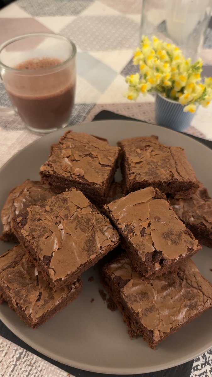 hknadz's tweet photo. brownie et chocolat chaud ☕️ https://t.co/H8R1vXanMH